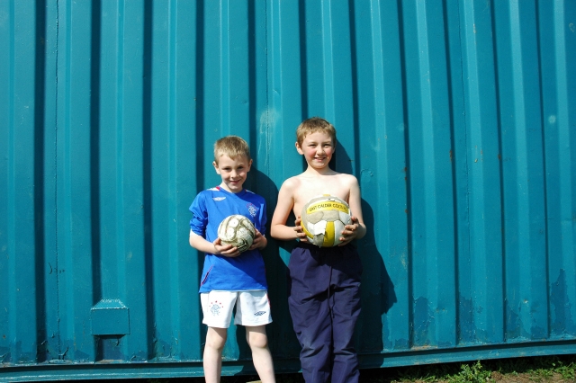 サッカーボールを持つ子供達